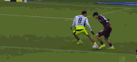 半场:多特1-1法兰克福,拜尔破门,乌尊点射,吉拉西送点