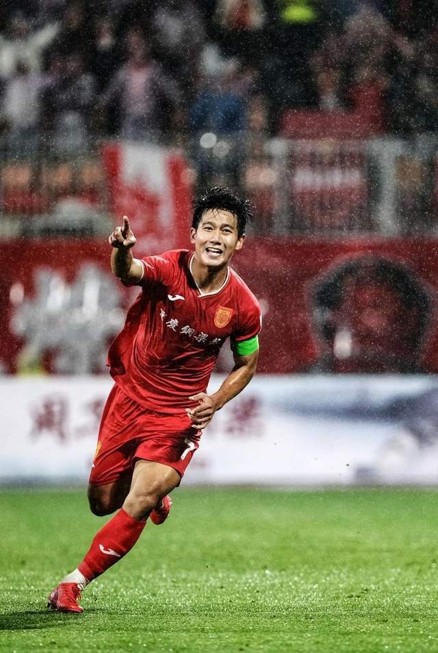 星空体育app下载-中超16强巡礼·重庆铜梁龙:中超最嫩主帅,带最年轻的队