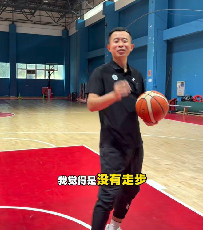 星空体育直播-浙深战争议哨！贺希宁三步上篮走步了吗？两位专家给出相同的解读
